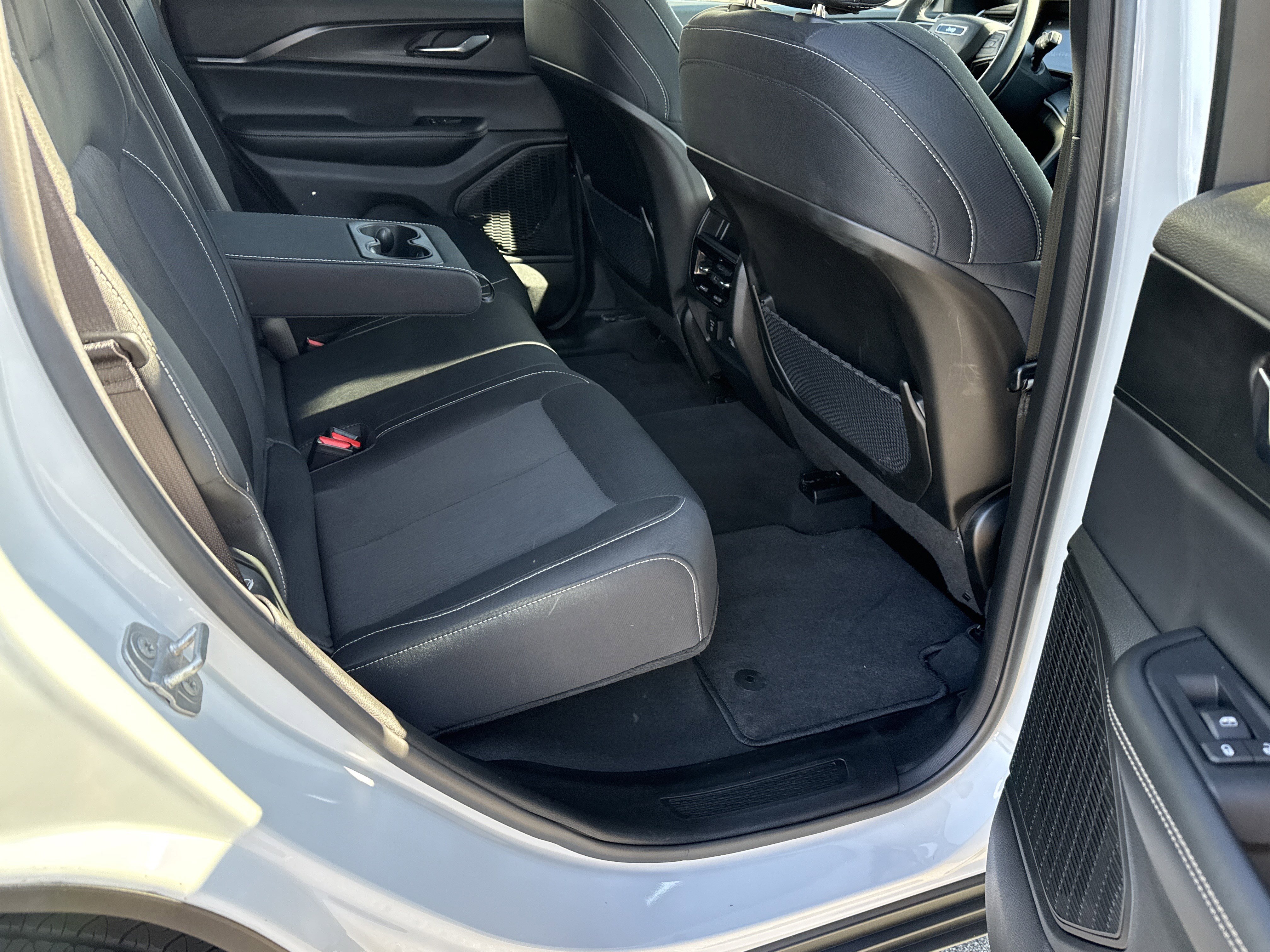 Used 2025 Jeep Grand Cherokee Laredo w/ Luxury Tech Group I image 21