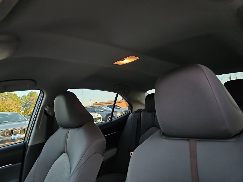 Used 2018 Toyota Camry LE image 19