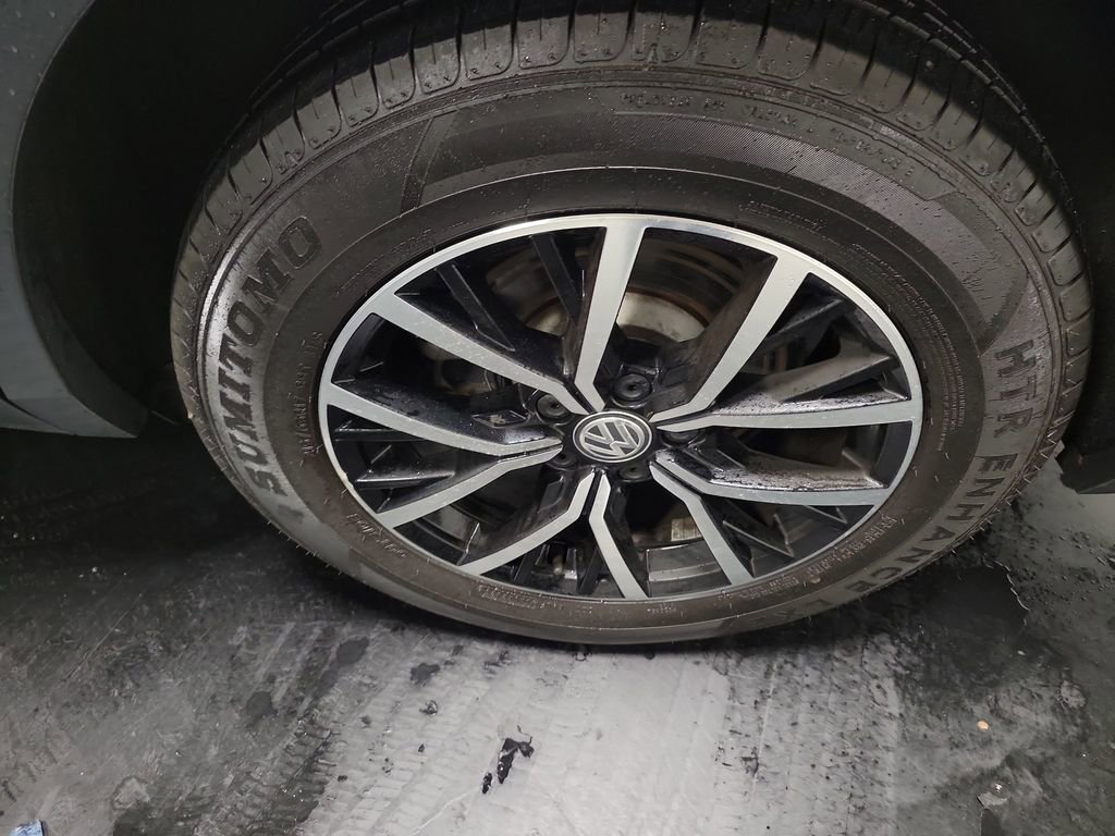 Used 2021 Volkswagen Tiguan SE w/ Panoramic Sunroof Package image 10