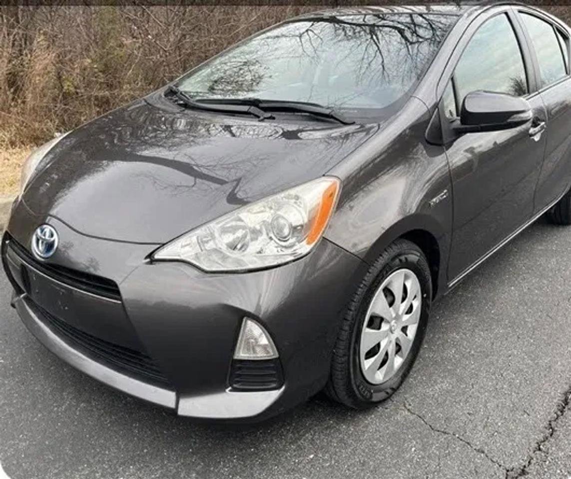 Used 2012 Toyota Prius V Five image 1