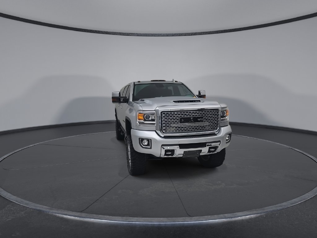 Used 2017 GMC Sierra 2500 Denali w/ Duramax Plus Package AWD/4WD image 4