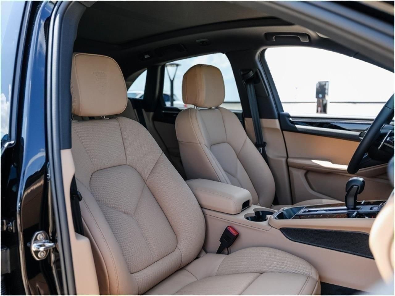 Certified 2025 Porsche Macan AWD/4WD image 28