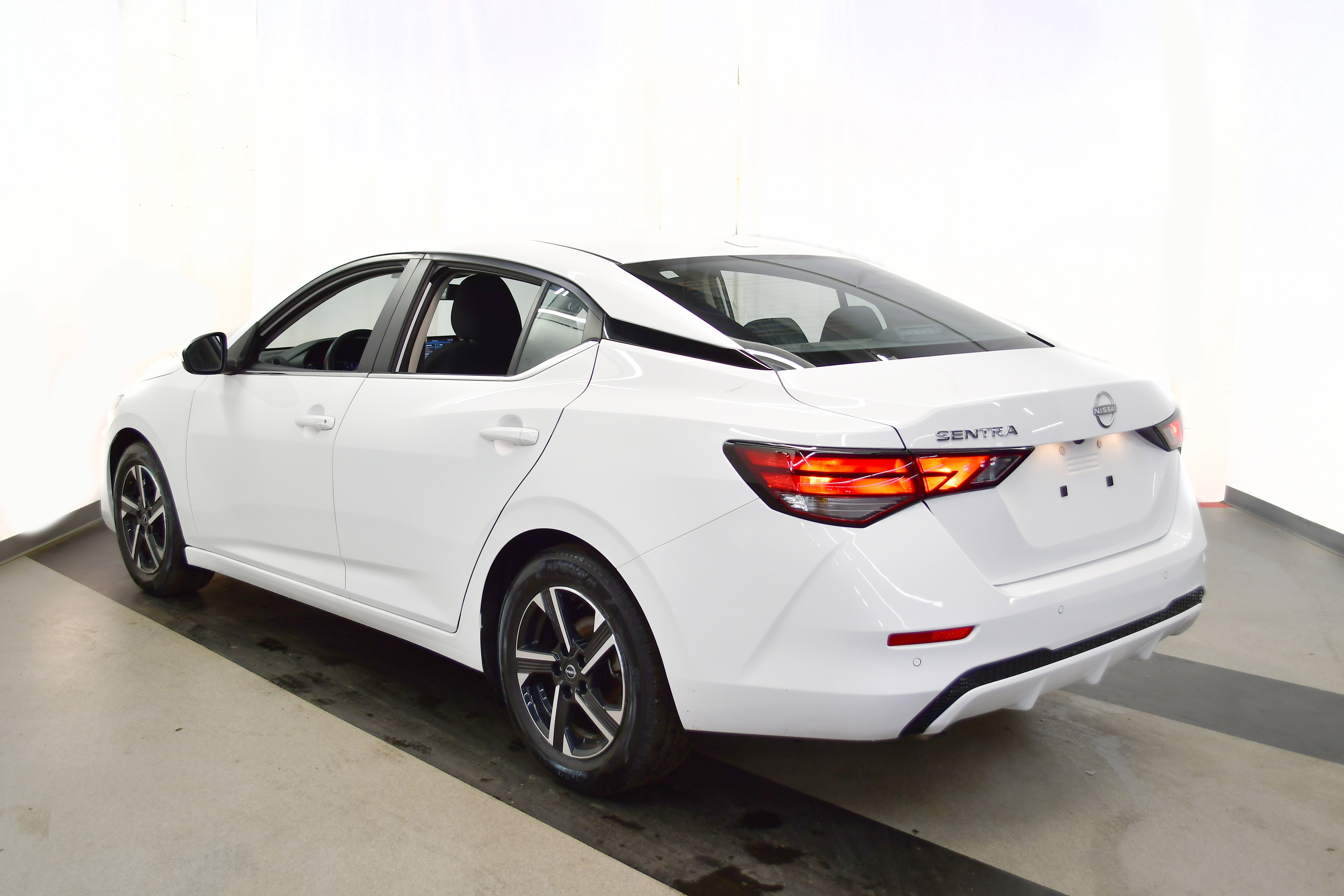 Used 2025 Nissan Sentra SV image 5