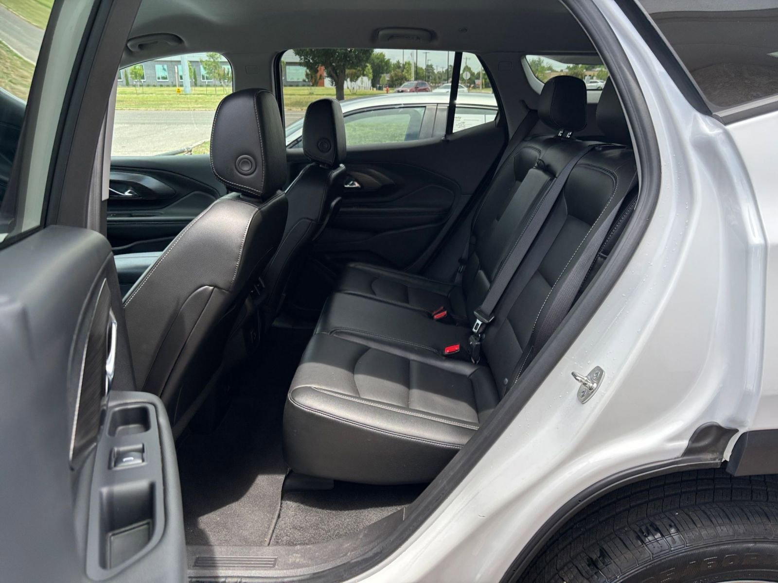 Used 2024 GMC Terrain SLT AWD/4WD image 28