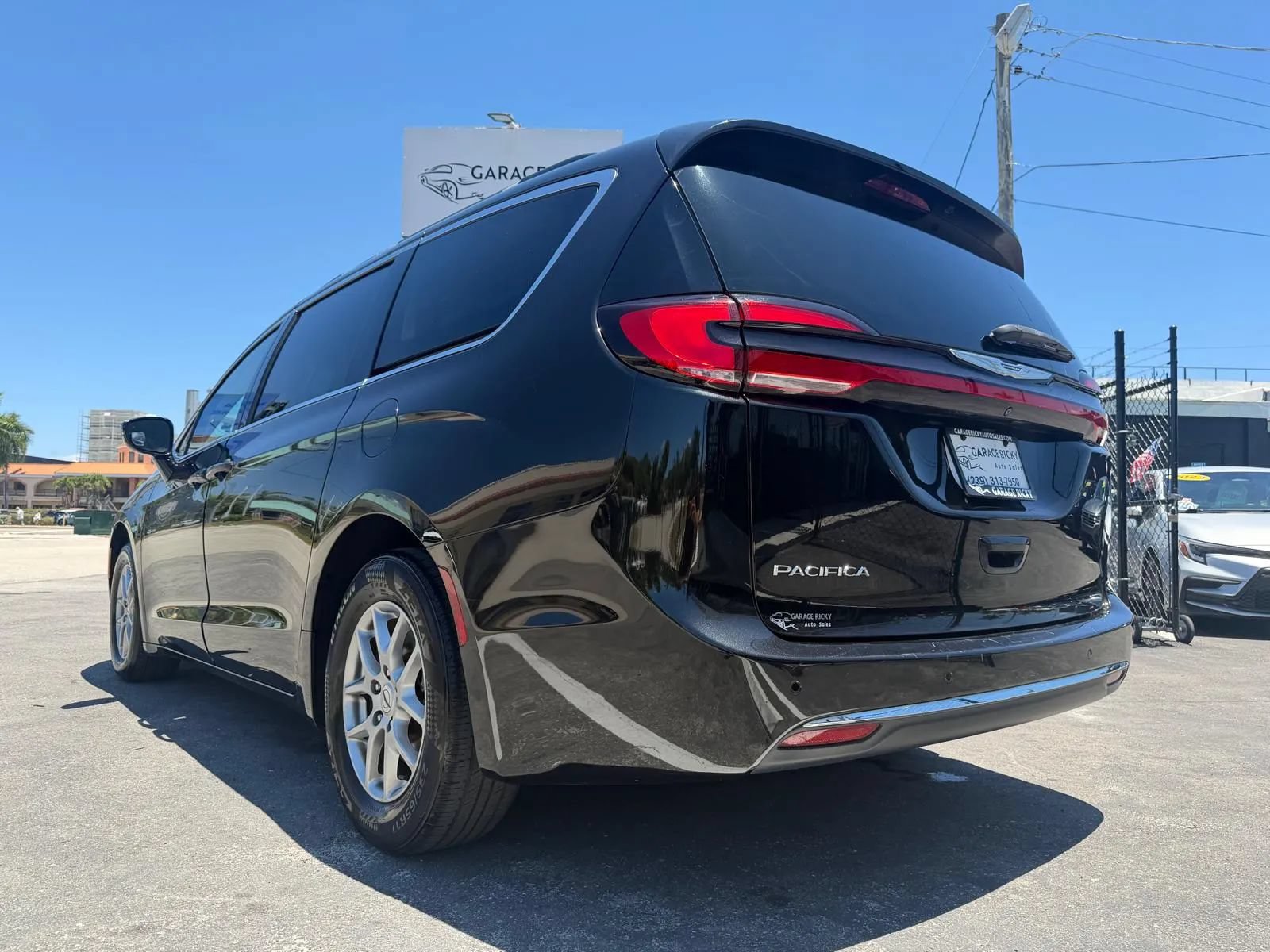 Used 2021 Chrysler Pacifica Touring FWD image 35