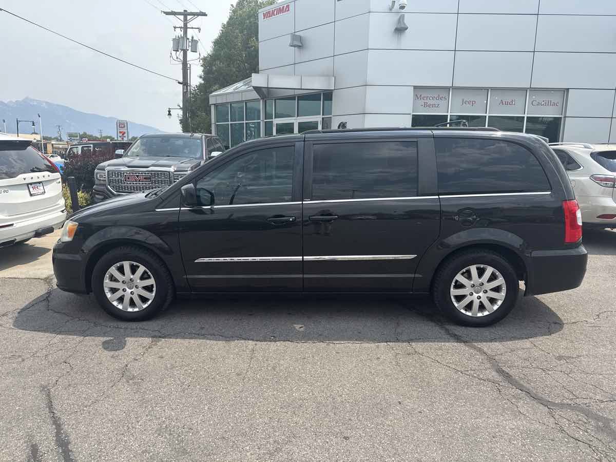 Used 2014 Chrysler Town & Country Touring FWD image 6