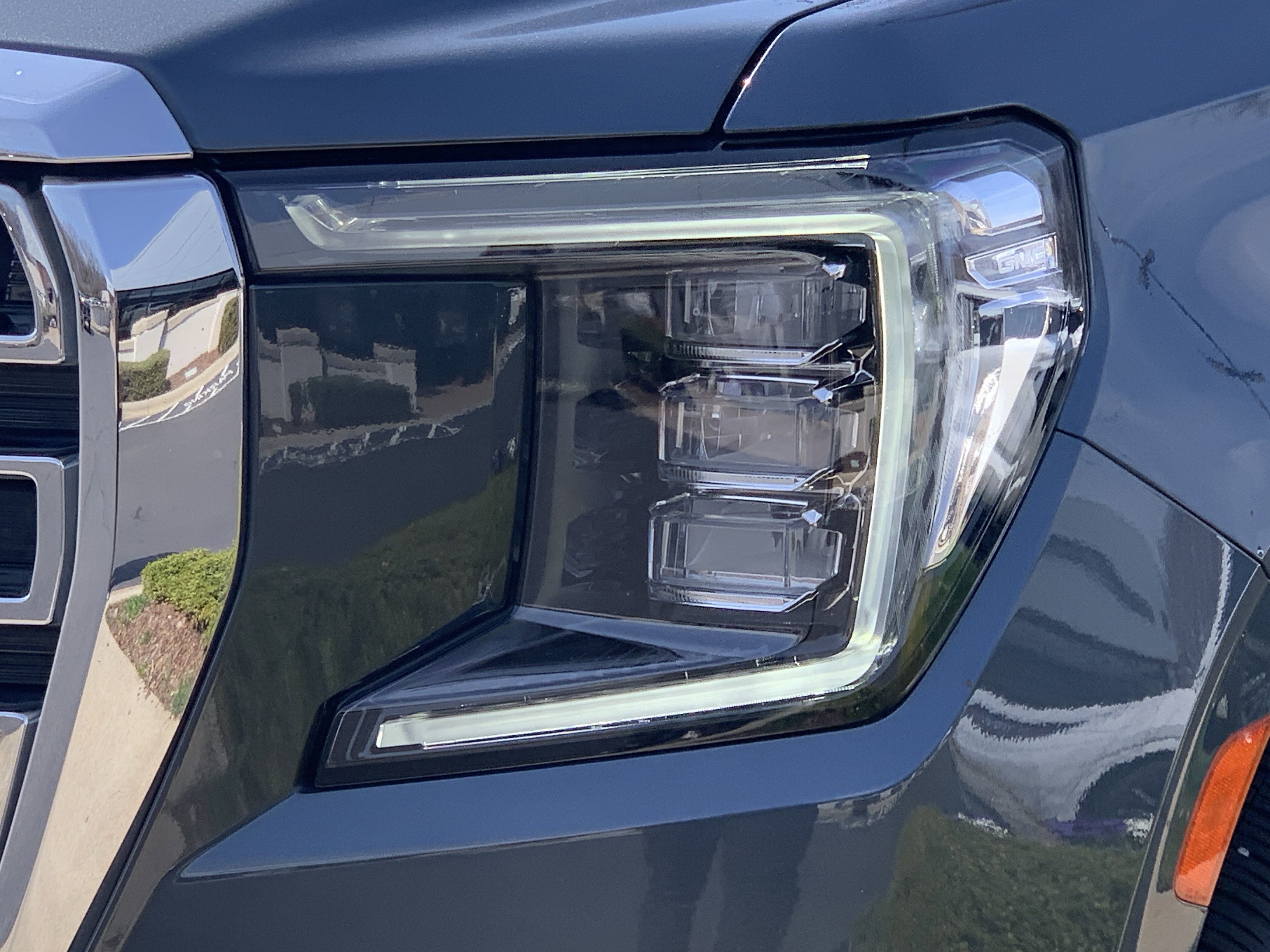 Used 2021 GMC Yukon XL SLT w/ SLT Premium Package image 6