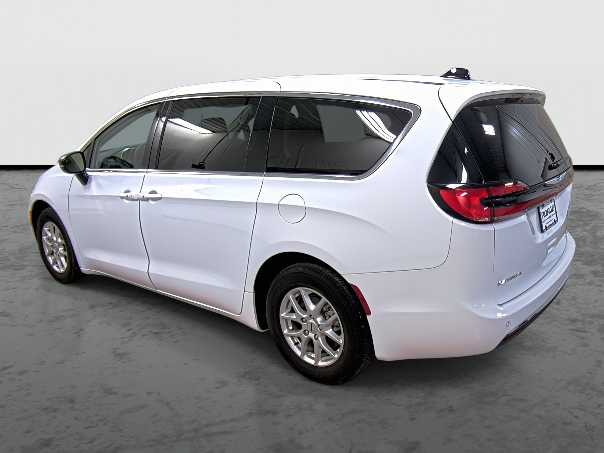 Used 2024 Chrysler Pacifica Touring-L w/ Uconnect Theater Family Group FWD image 2