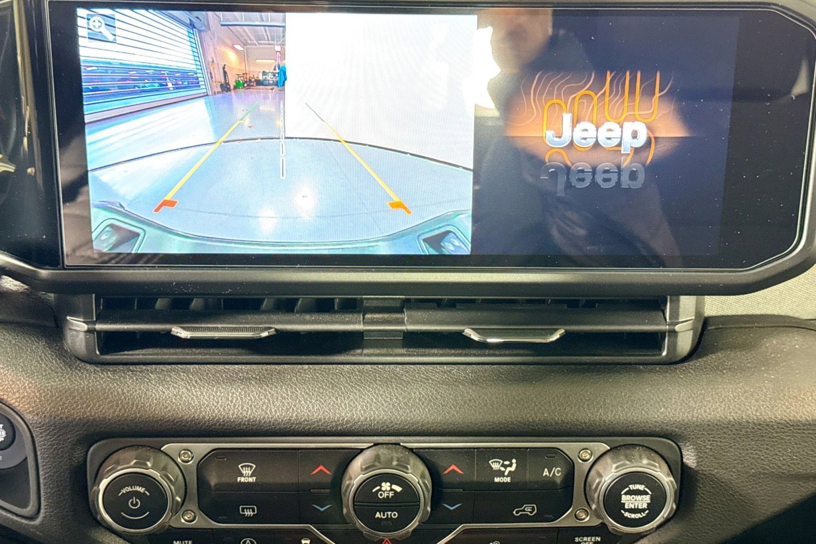 Used 2025 Jeep Gladiator Sport image 14