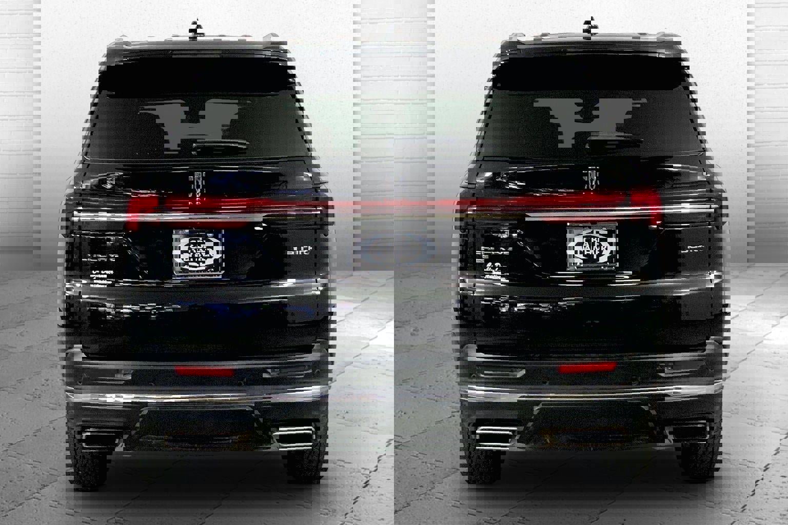 Used 2025 Buick Enclave Preferred AWD/4WD image 3