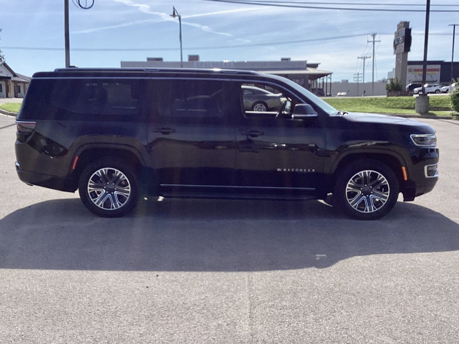 Used 2024 Jeep Wagoneer L Series II w/ Flexible Seating Group AWD/4WD image 4