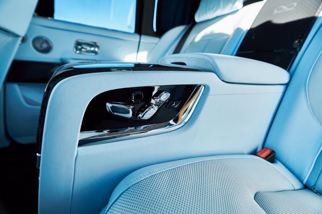 Used 2022 Rolls-Royce Cullinan Black Badge w/ Dark Exterior Package image 50