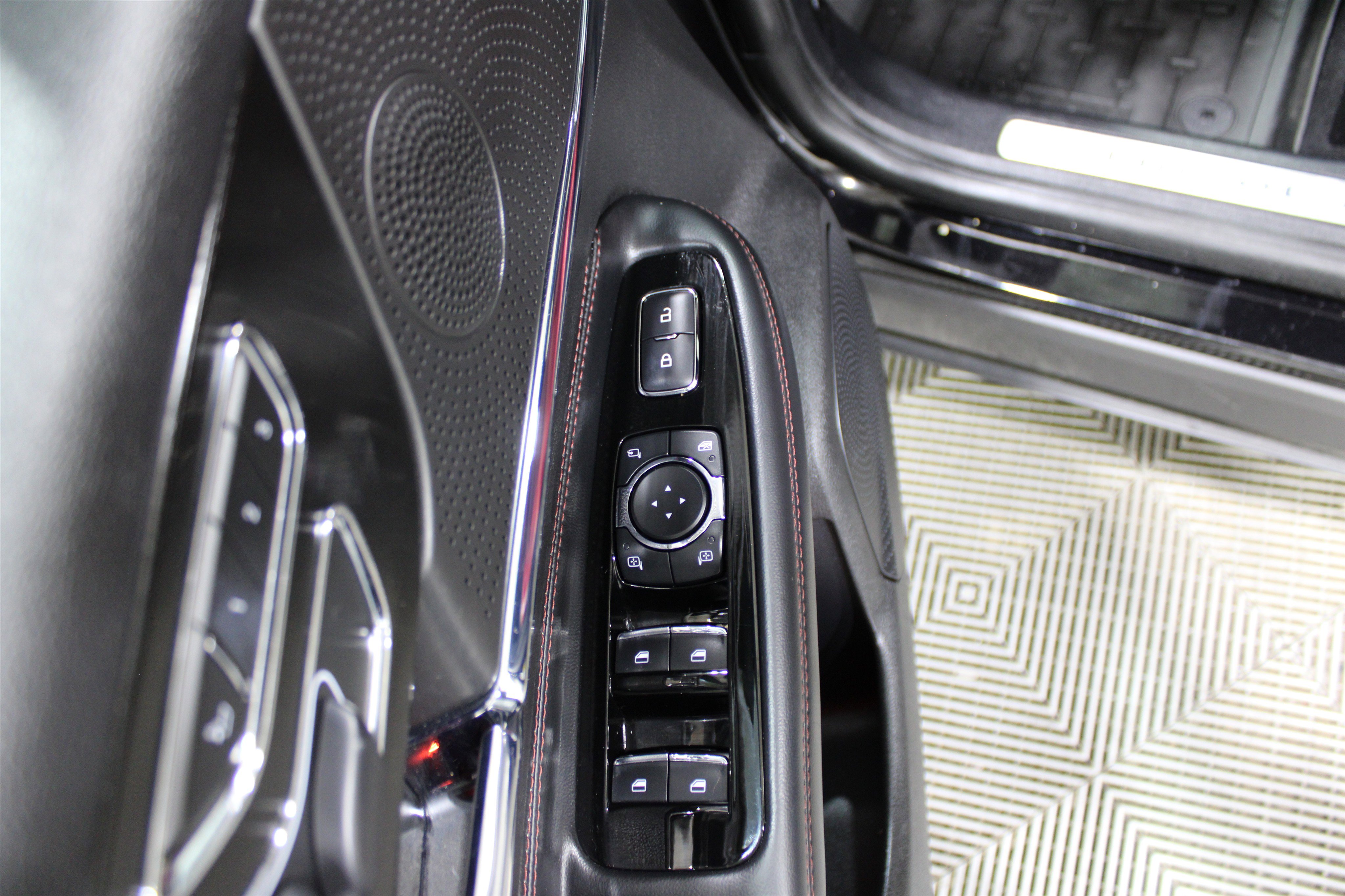 Certified 2023 Lincoln Corsair Reserve w/ Equipment Group 201A image 6