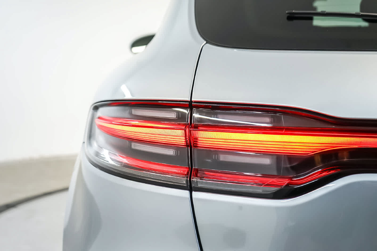 Certified 2026 Porsche Macan AWD/4WD image 9