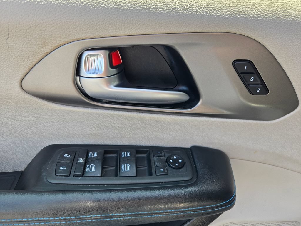 Used 2021 Chrysler Pacifica Touring-L w/ Uconnect Theater Family Group AWD/4WD image 12