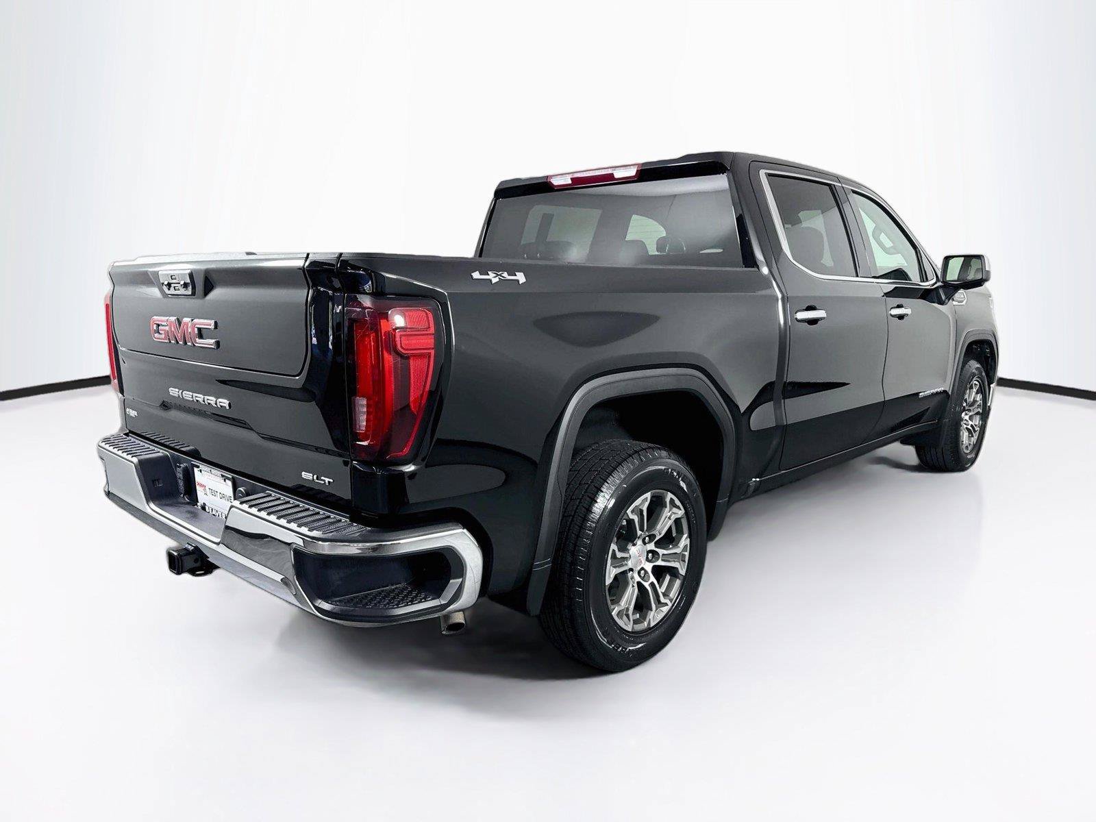 Used 2025 GMC Sierra 1500 SLT AWD/4WD image 2
