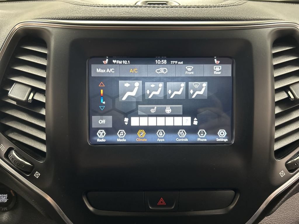 Used 2019 Jeep Cherokee Latitude Plus w/ Cold Weather Group AWD/4WD image 14