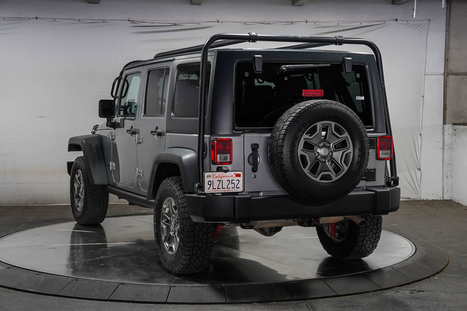 Used 2018 Jeep Wrangler Unlimited Rubicon w/ Connectivity Group AWD/4WD image 2
