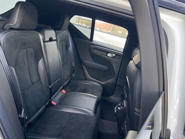 Used 2019 Volvo XC40 T4 R-Design image 29