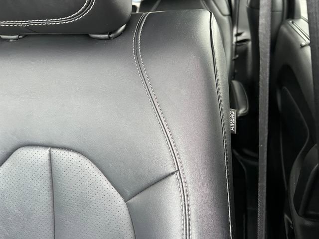 Used 2025 Chrysler Pacifica Select image 13