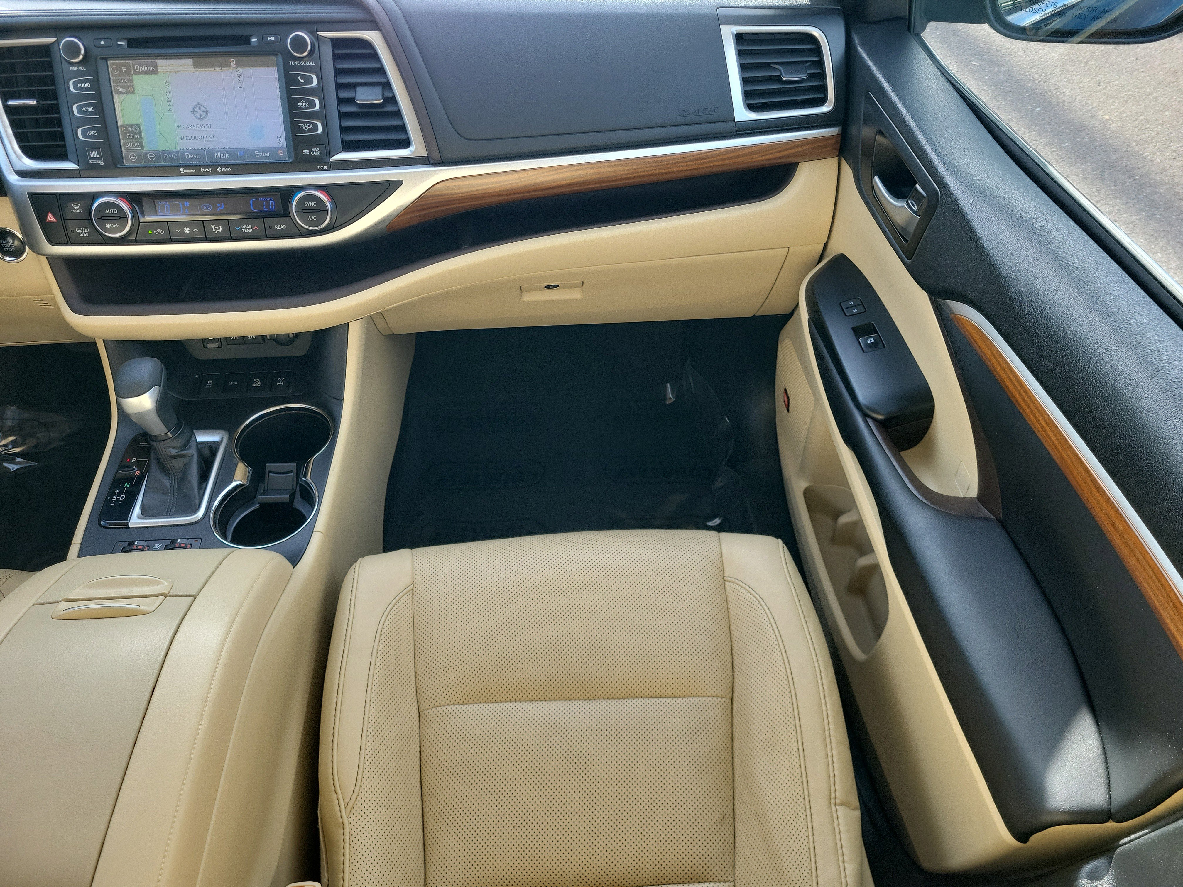 Used 2017 Toyota Highlander Limited w/ Carpet Mat Package image 17