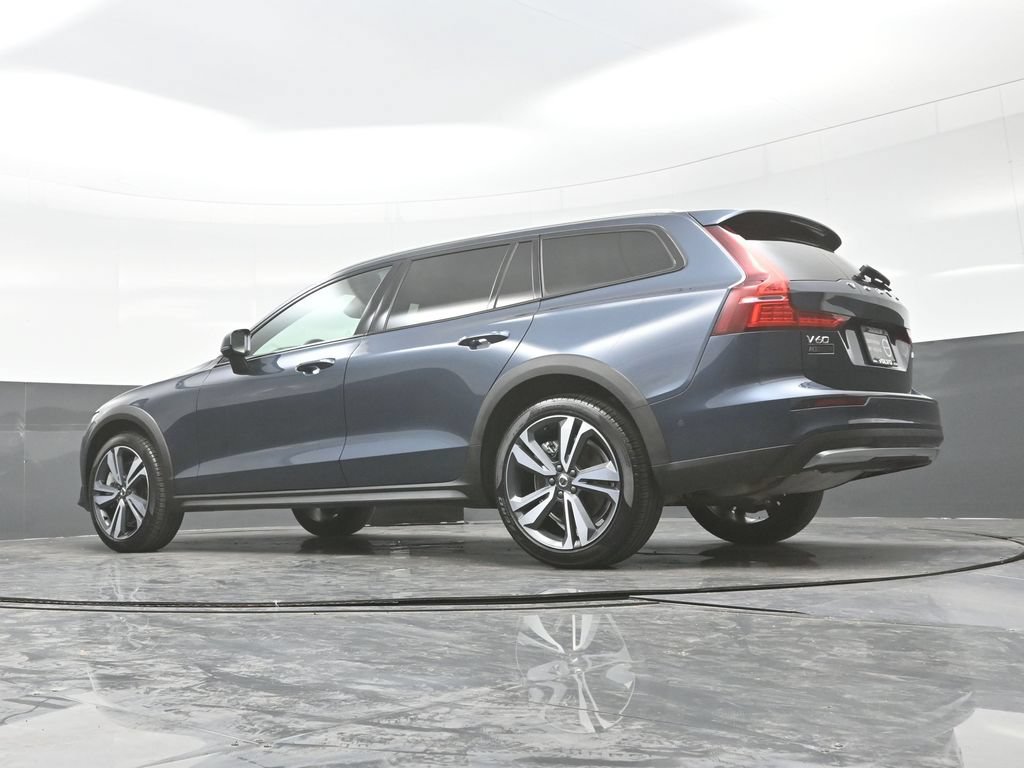 Used 2026 Volvo V60 B5 Cross Country Plus AWD/4WD image 32