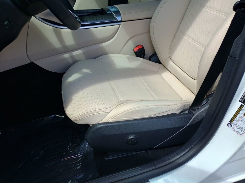 Used 2025 Mercedes-Benz GLC 300 image 13