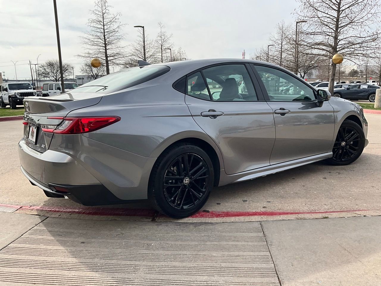 Used 2025 Toyota Camry SE image 6