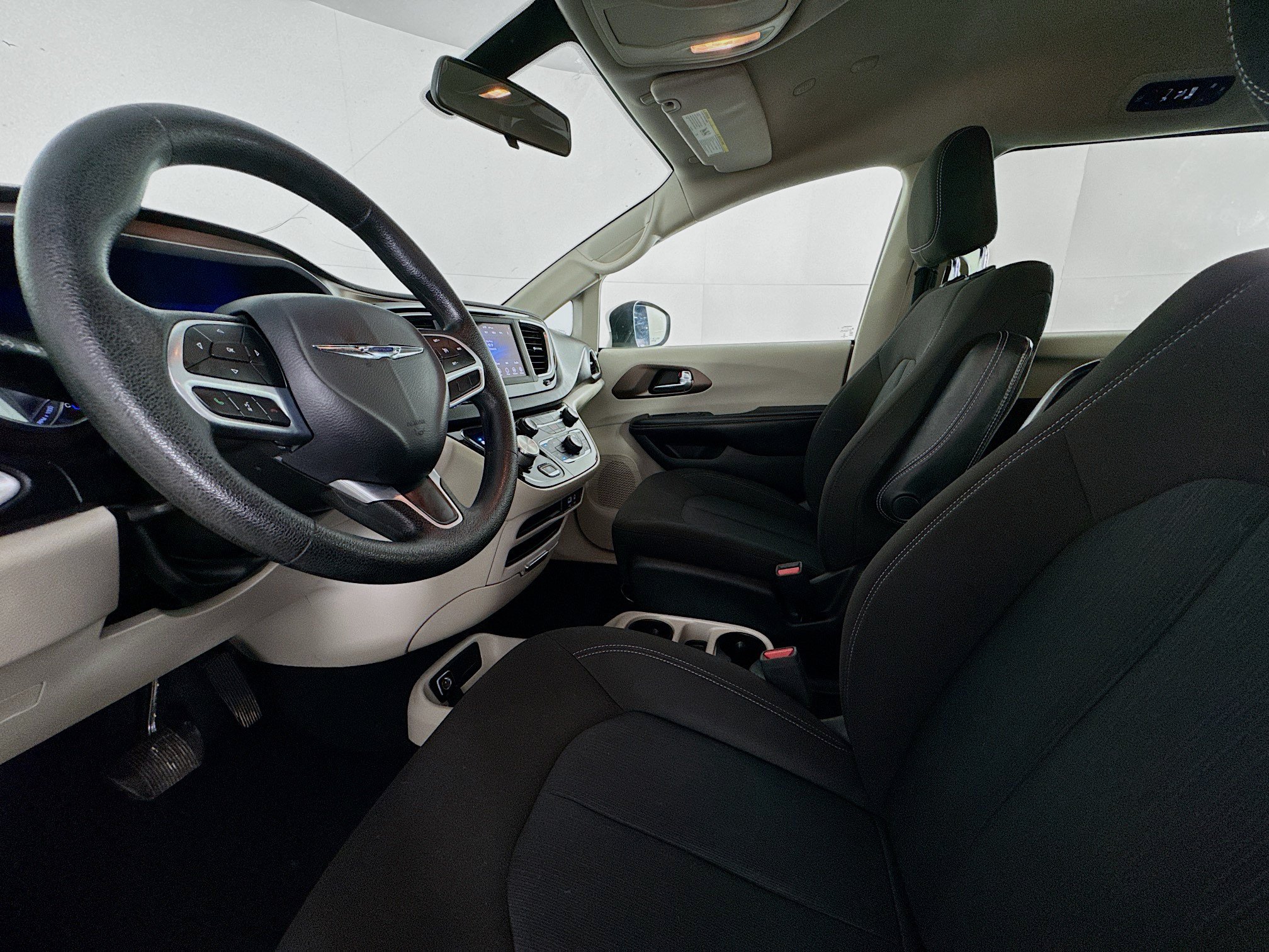 Used 2020 Chrysler Voyager L FWD image 20
