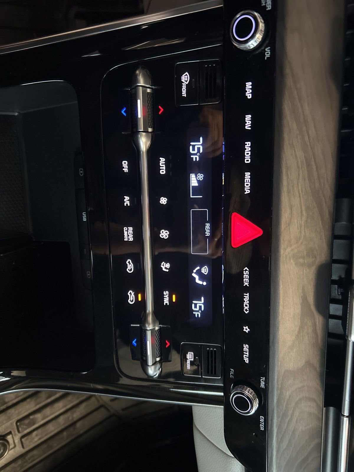 Certified 2024 Kia Carnival EX image 31