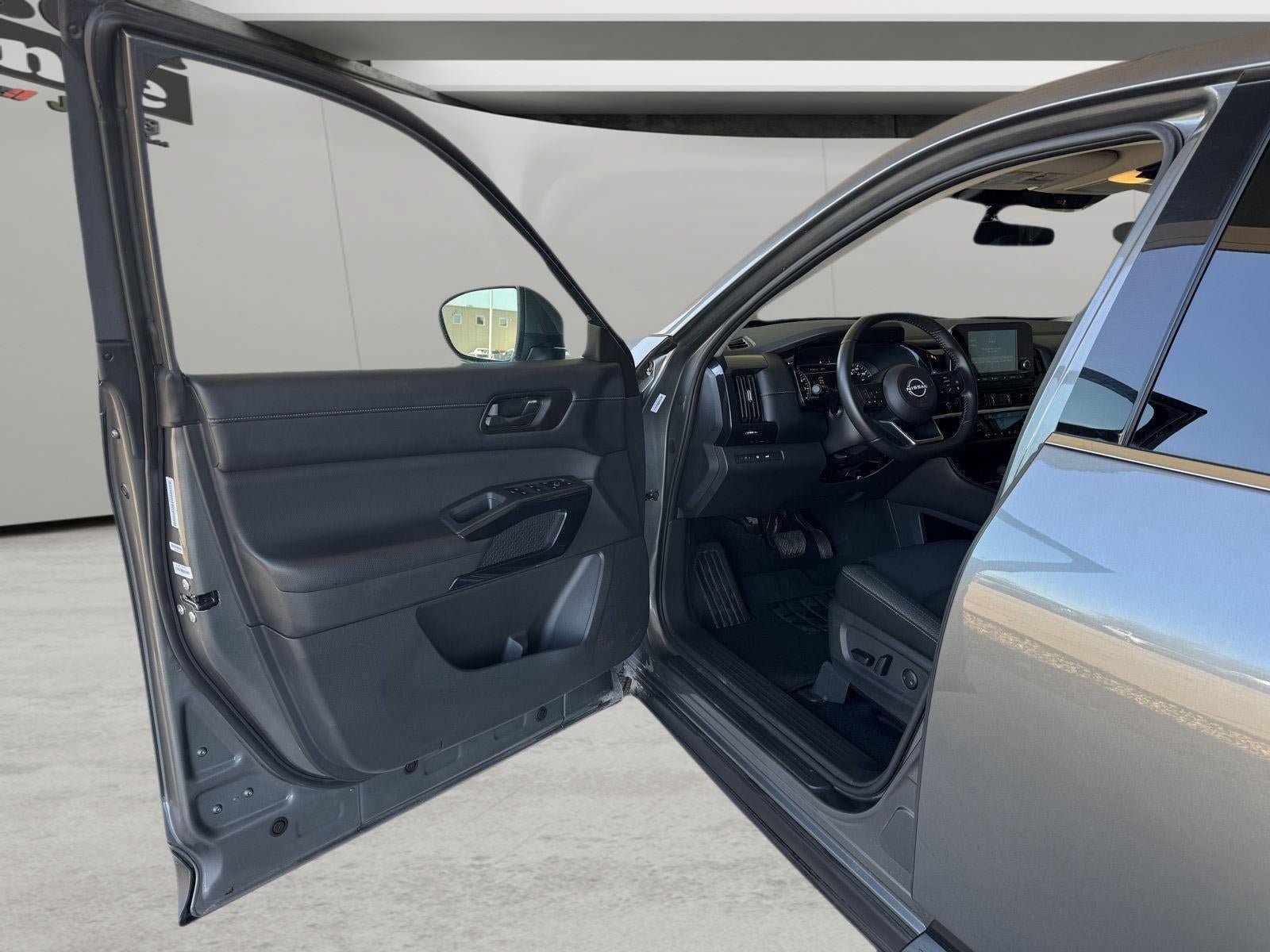 Used 2025 Nissan Pathfinder SV FWD image 32