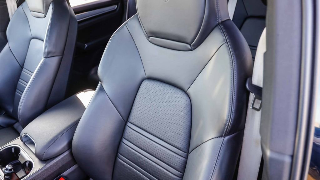 Used 2023 Porsche Cayenne Platinum Edition image 30