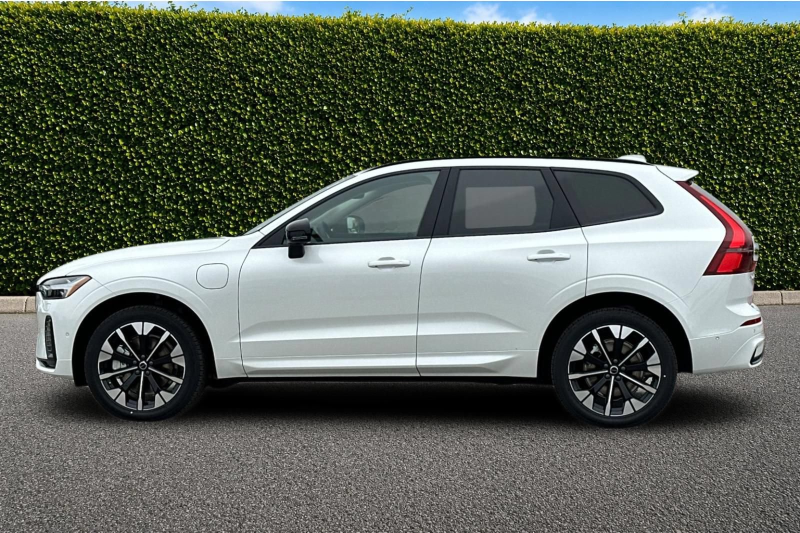 New 2026 Volvo XC60 T8 Plus w/ Climate Package PRO AWD/4WD image 3