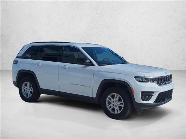 Used 2024 Jeep Grand Cherokee Laredo image 3