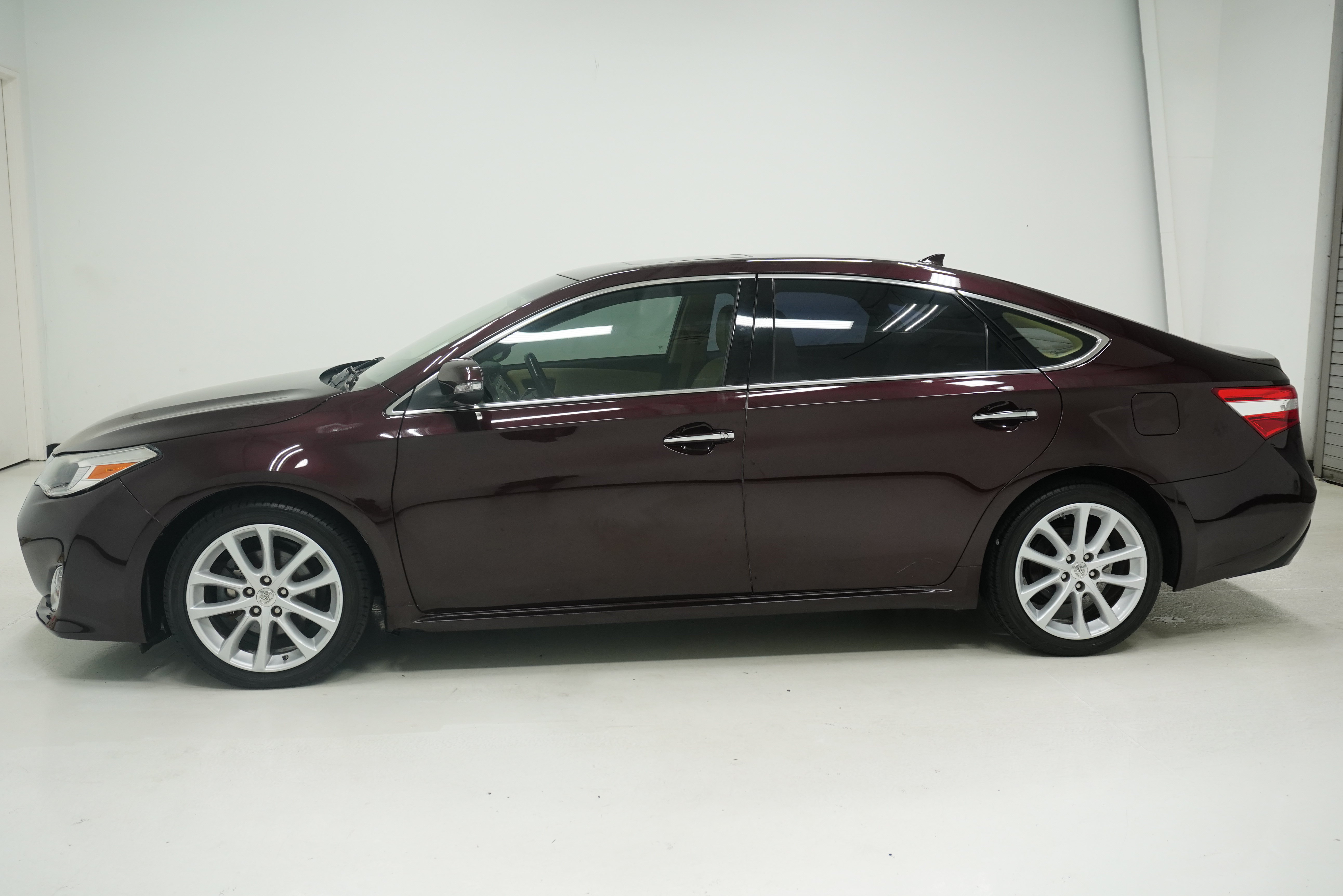 Used 2015 Toyota Avalon Limited w/ Technology Package FWD image 7