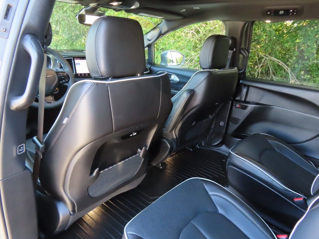 Certified 2022 Chrysler Pacifica Limited w/ S Appearance Package image 35
