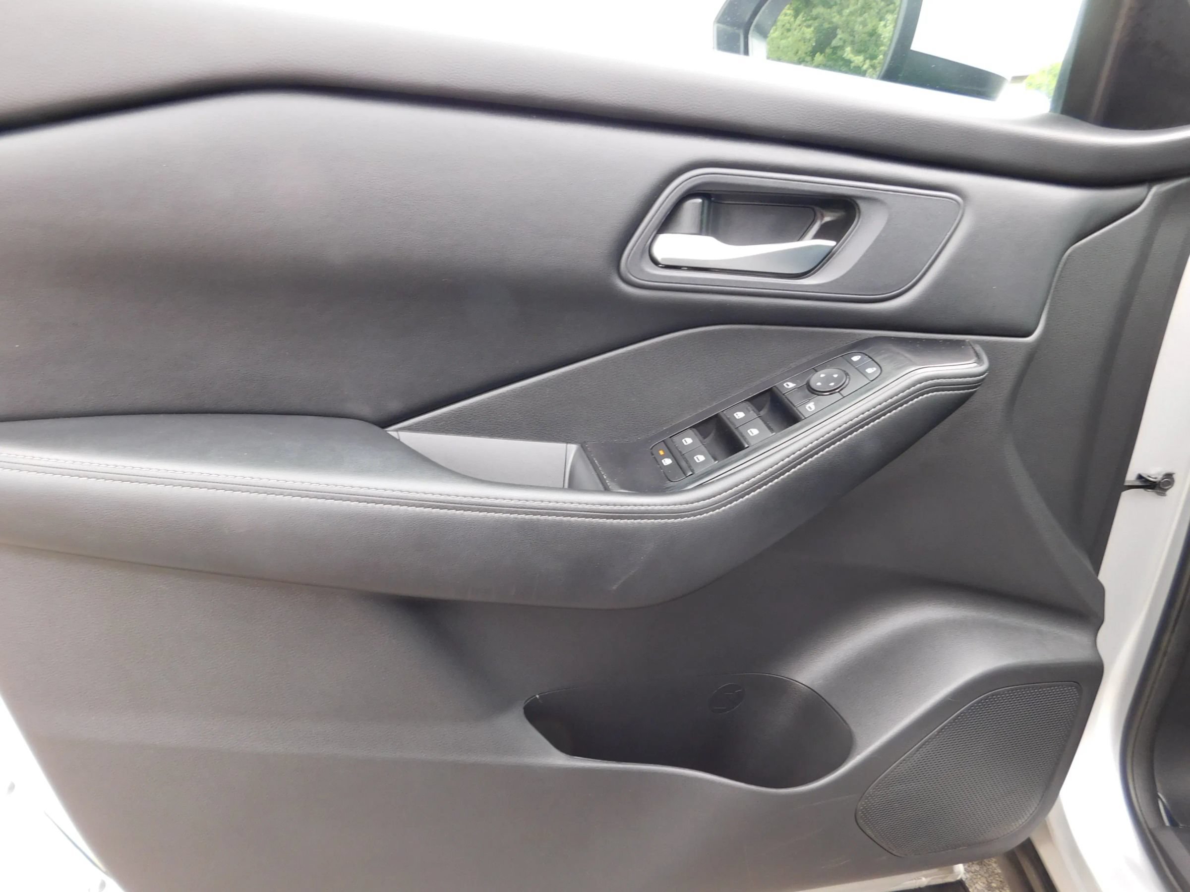 Used 2024 Nissan Rogue SV AWD/4WD image 14