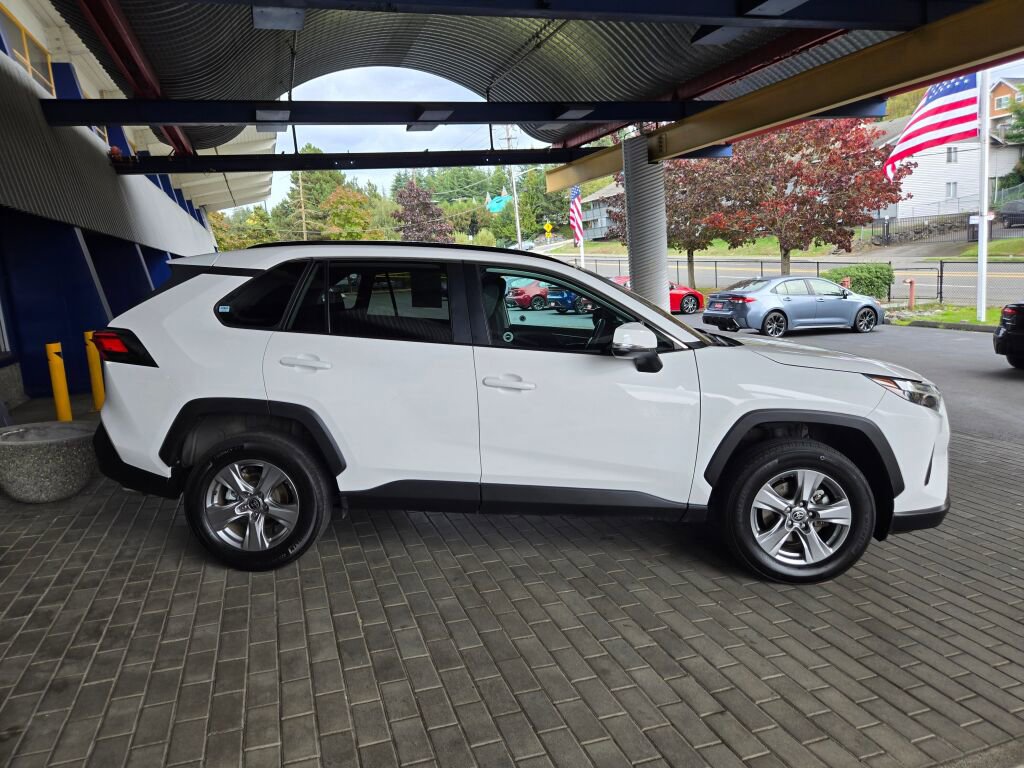 Used 2024 Toyota RAV4 XLE w/ Convenience Package image 4
