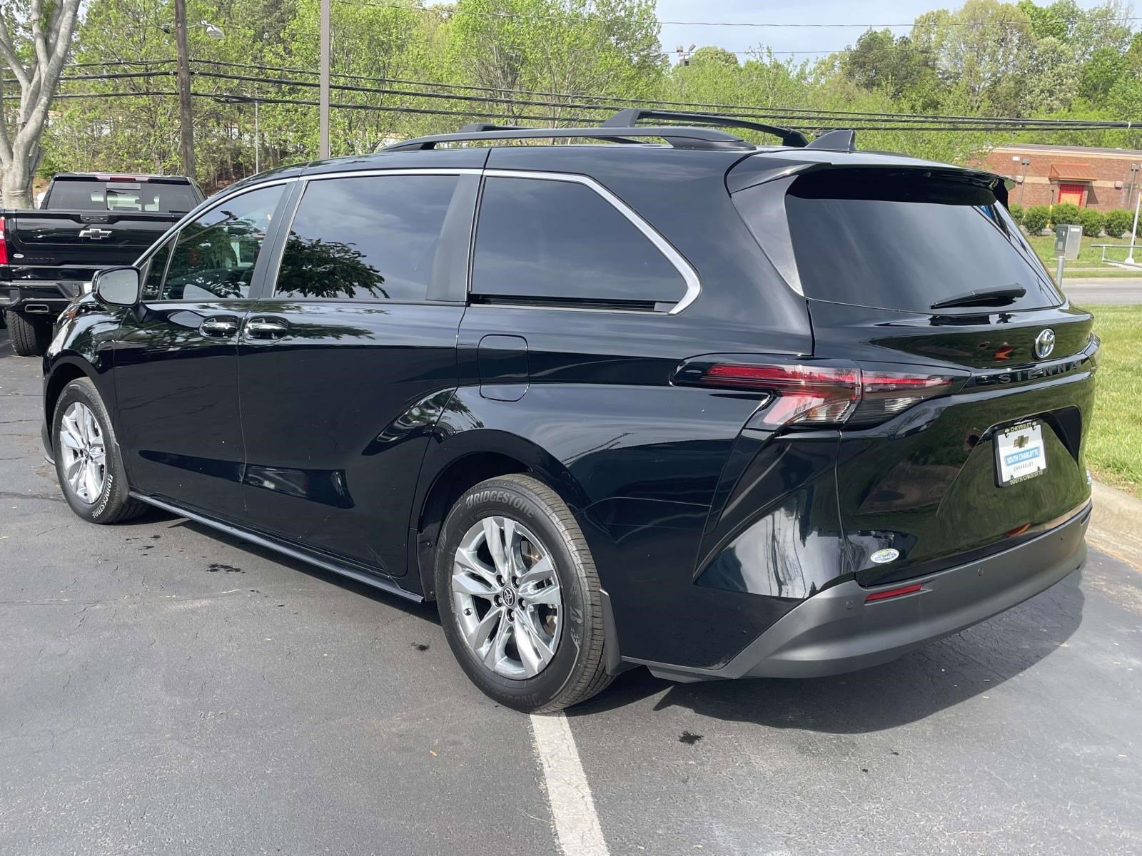 Used 2024 Toyota Sienna XLE FWD image 7