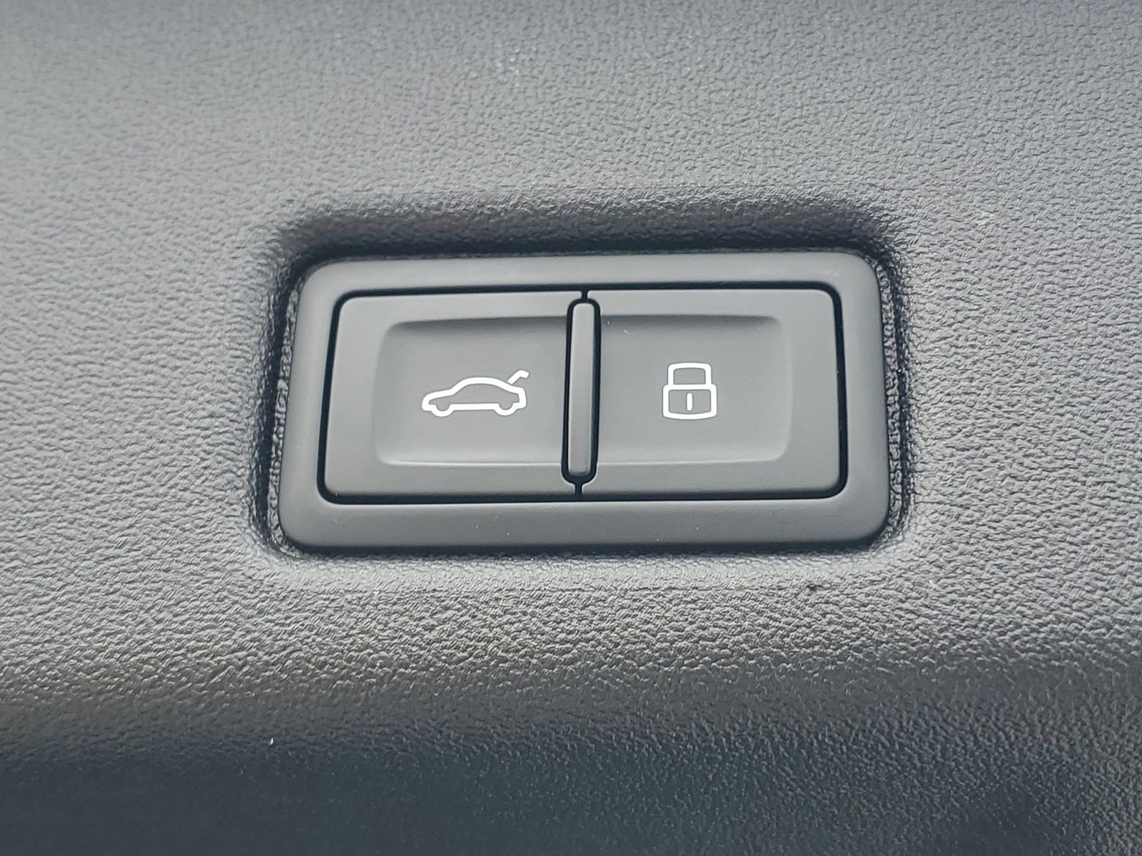 Used 2025 Audi Q5 Premium w/ Convenience Package image 10