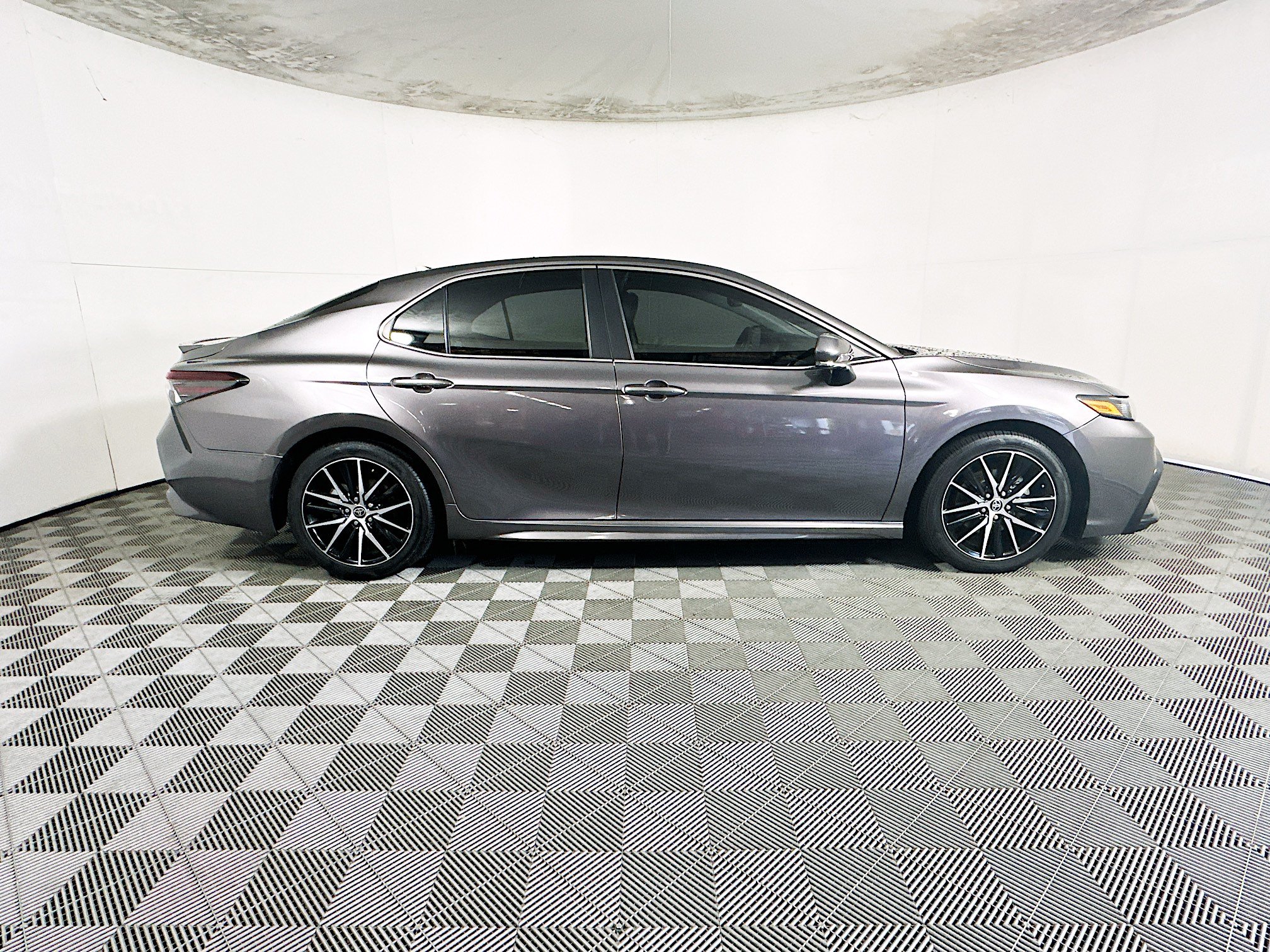 Used 2022 Toyota Camry SE w/ Convenience Package FWD image 2