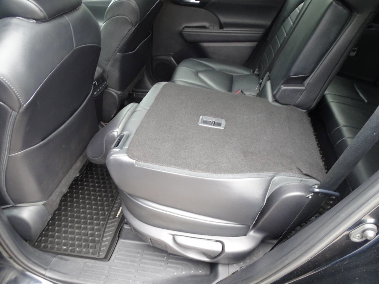 Used 2021 Toyota Highlander XLE image 34