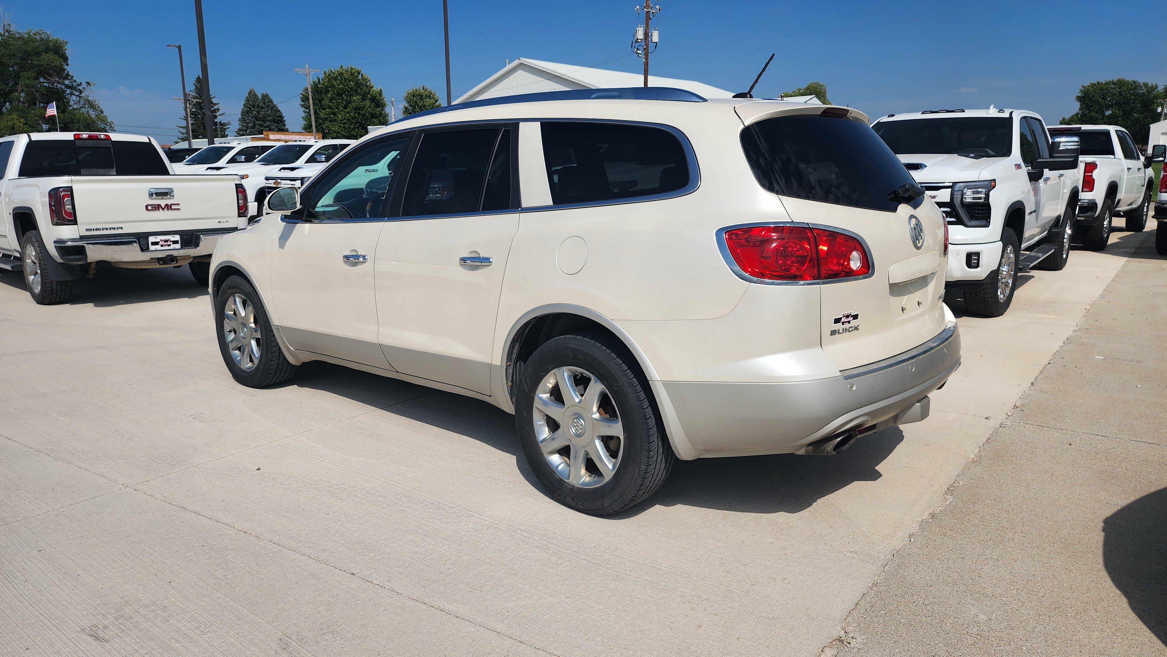 Used 2009 Buick Enclave CXL w/ Driver Confidence Package FWD image 3
