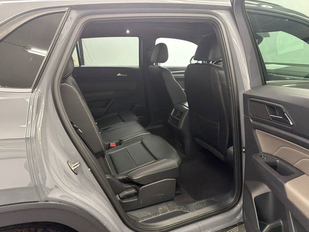 Used 2021 Volkswagen Atlas Cross Sport SE w/ Panoramic Sunroof Package image 16