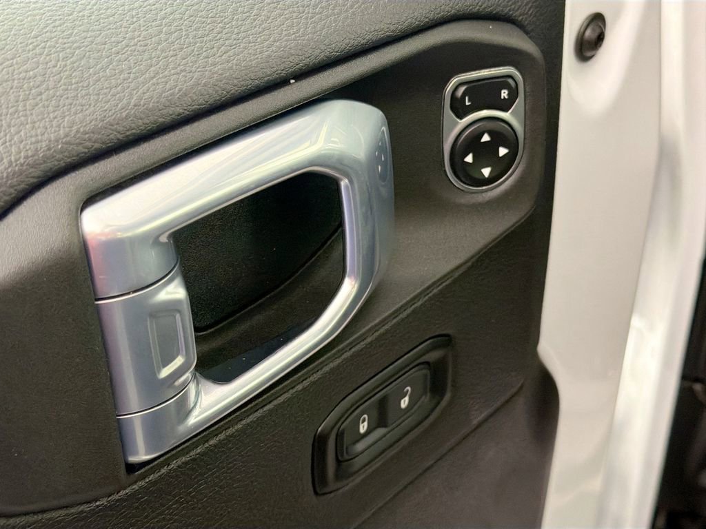 Used 2021 Jeep Wrangler Unlimited Sahara w/ Uconnect 4C Nav & Sound Group AWD/4WD image 18