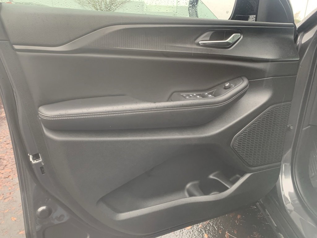 Used 2025 Jeep Grand Cherokee L Altitude image 13