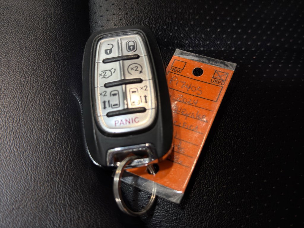 Used 2024 Chrysler Pacifica Touring-L image 41