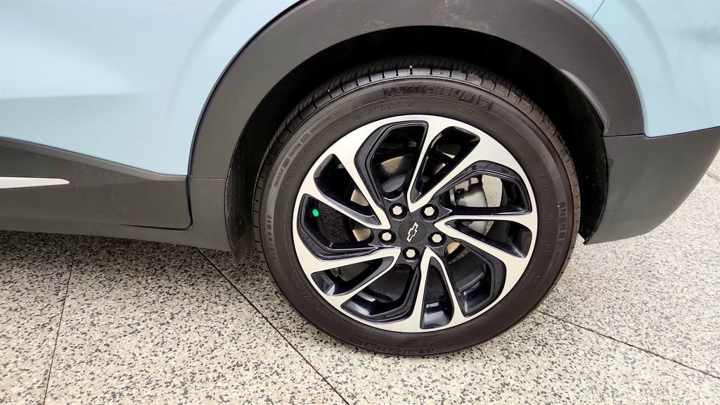 Used 2023 Chevrolet Bolt EUV Premier w/ Sun & Sound Package FWD image 9