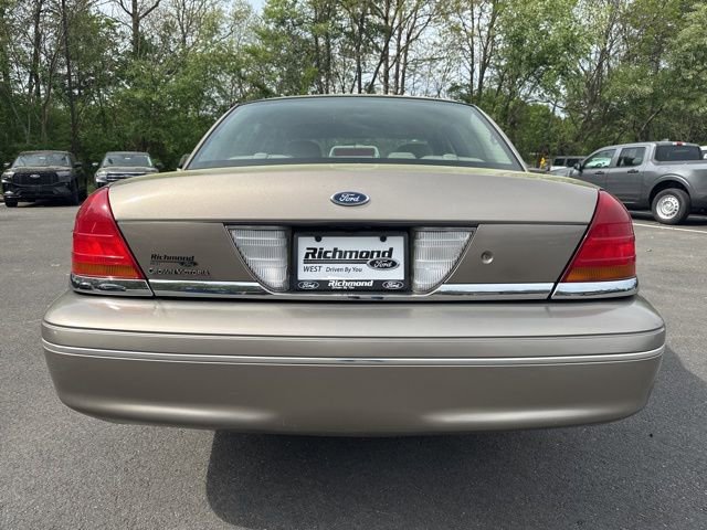 Used 2003 Ford Crown Victoria RWD image 4