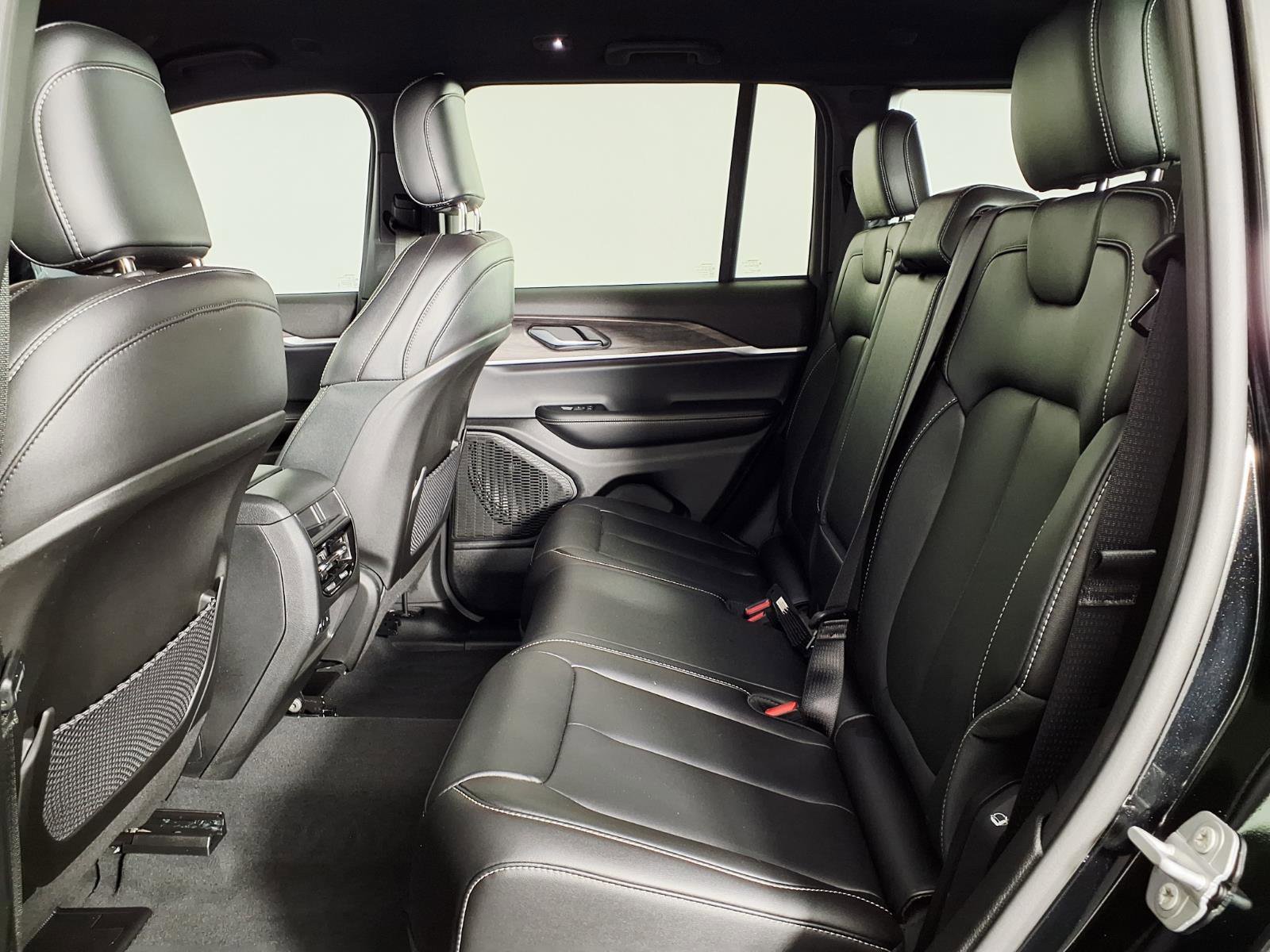 Used 2025 Jeep Grand Cherokee Limited w/ Black Appearance Package image 13